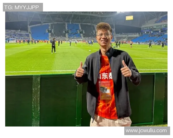 足球明星化身路人意外被认出引发粉丝疯狂围观的趣事