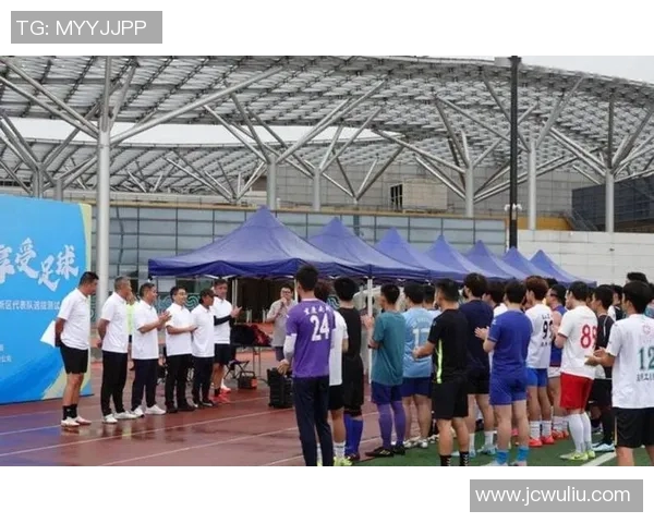 足球明星球迷齐聚一堂展现激情动作引发热烈互动与欢呼