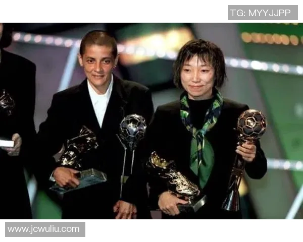 全球足球巨星全景解析与生平故事汇总